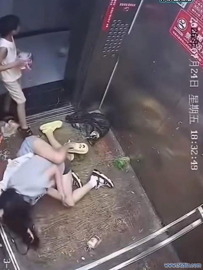 男孩挡电梯门近2分钟被家长“制裁” 暴力示范引争议