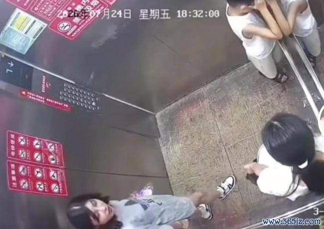 男孩挡电梯门近2分钟被家长“制裁” 暴力示范引争议