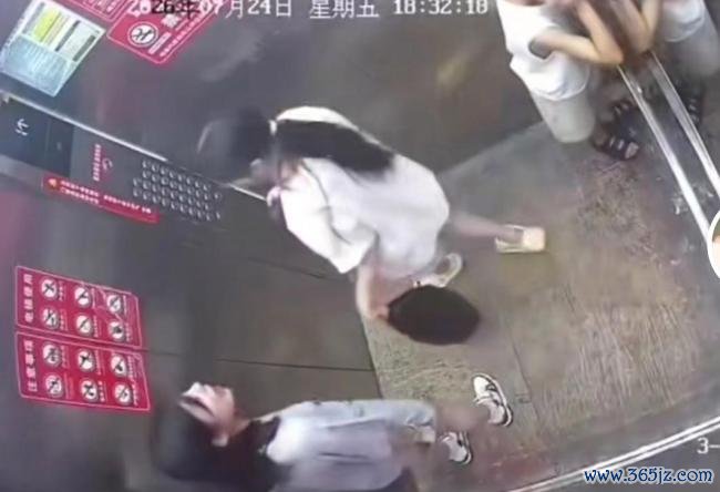 男孩挡电梯门近2分钟被家长“制裁” 暴力示范引争议