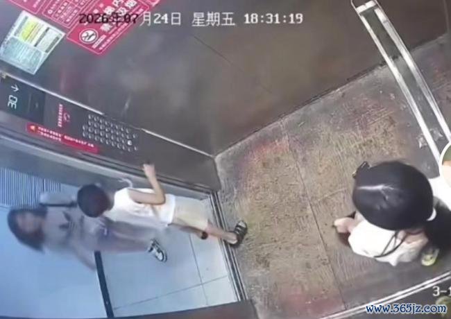 男孩挡电梯门近2分钟被家长“制裁”